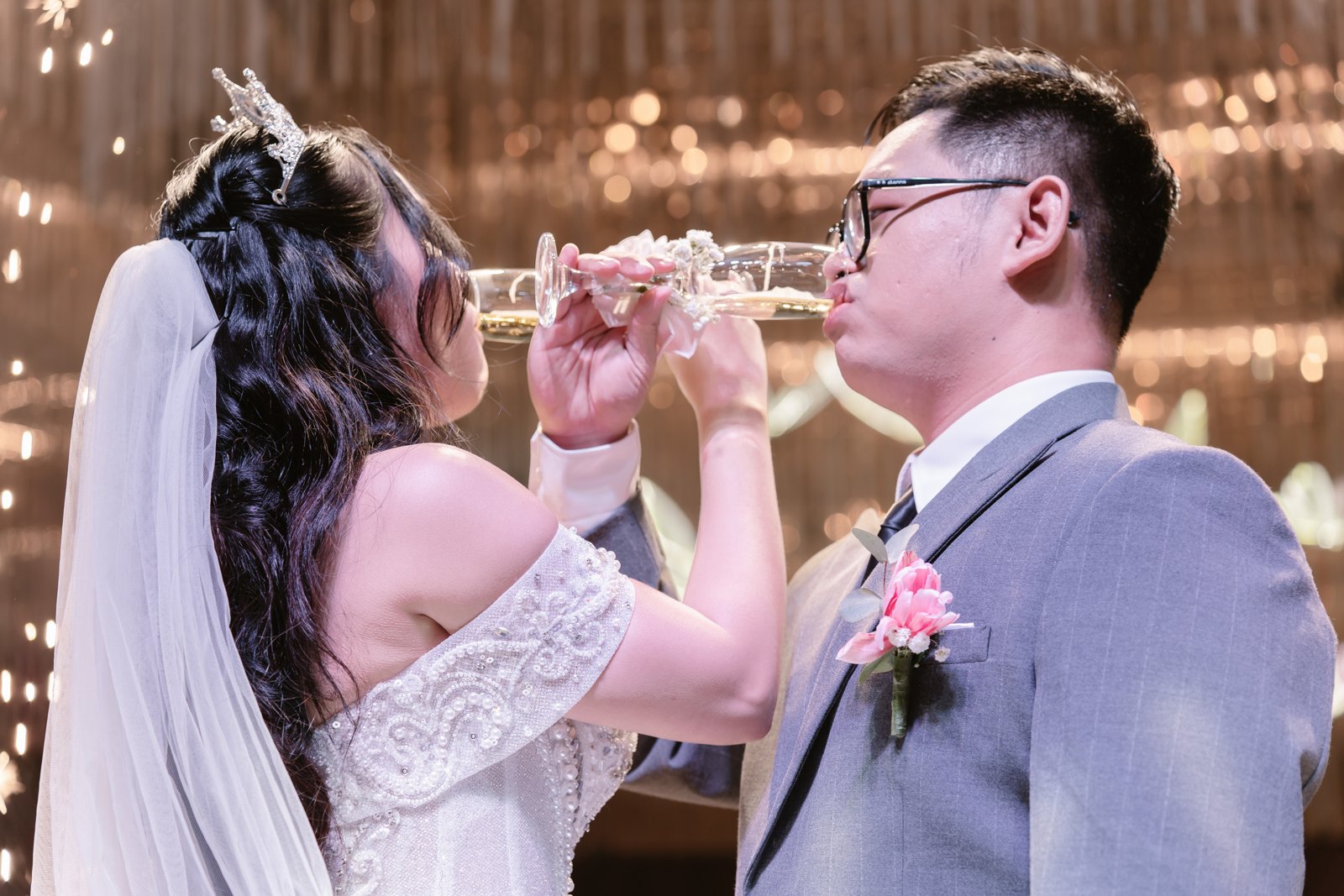 Cô dâu chú rể giao bôi uống rượu mừng trong tiệc cưới ấm cúng