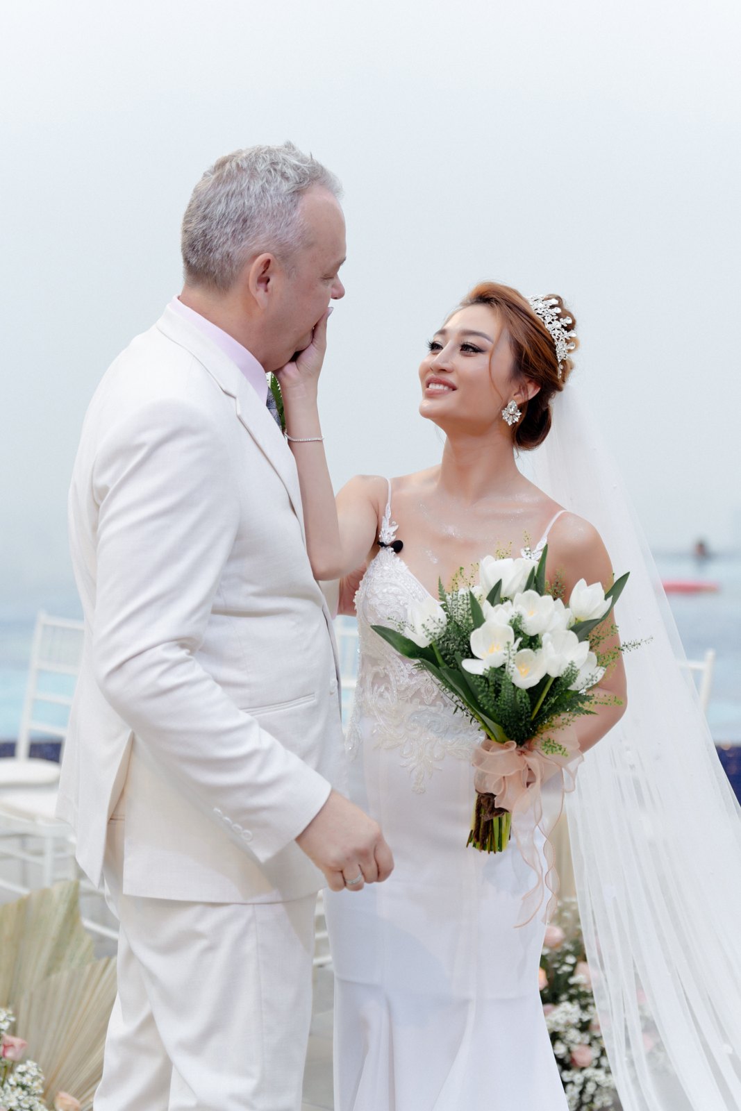 Cô dâu chú rể chỉn chu trong trang phục cưới ngày trọng đại
