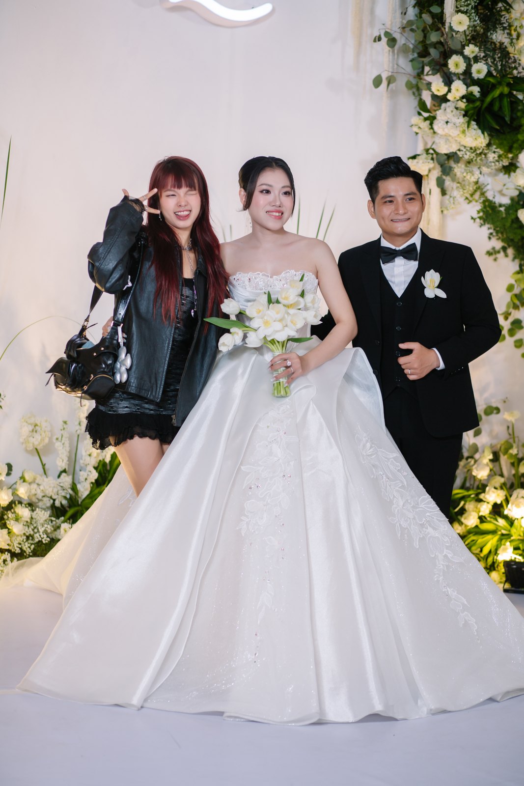 Cô dâu trong váy cưới bồng bềnh rạng rỡ bên bạn bè trong ngày vui