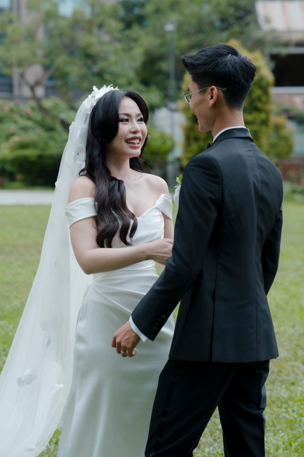 Cô dâu chú rể cười tự nhiên bên nhau trong một khoảnh khắc cảm xúc thật