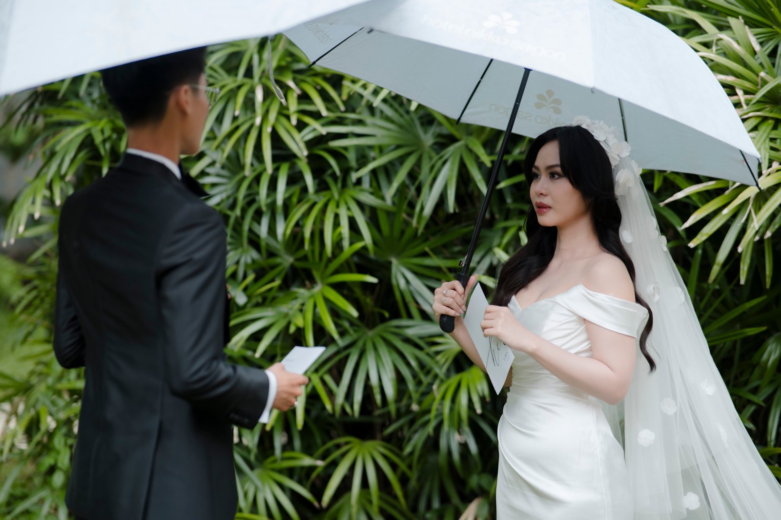 Cô dâu chú rể bên nhau giữa nền cây lá xanh mướt, không gian dịu mát