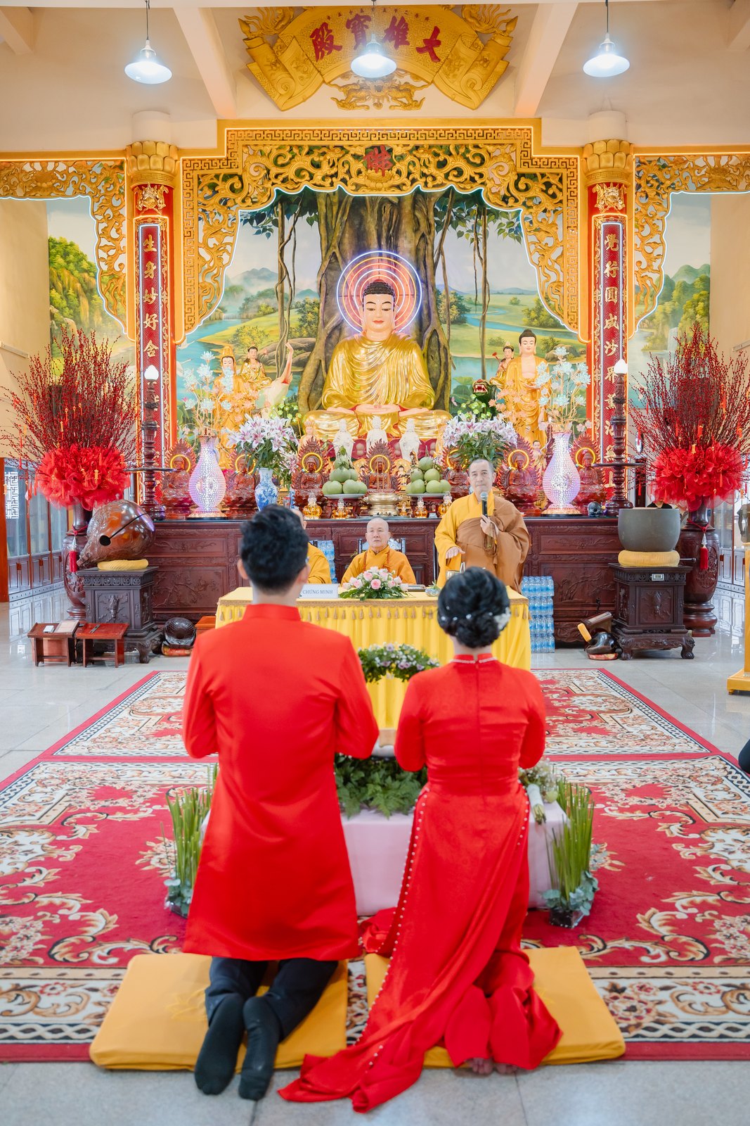 Cô dâu chú rể quỳ trước chính điện trang nghiêm trong lễ Hằng Thuận tại chùa