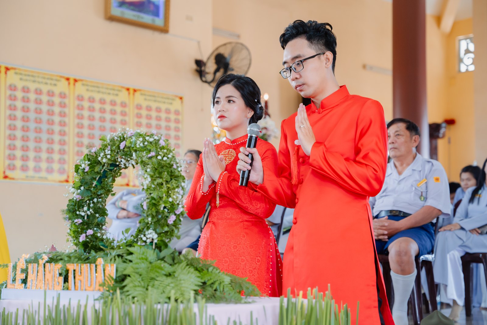 Cô dâu chú rể chắp tay thành kính trong khuôn viên chùa ngày lễ Hằng Thuận