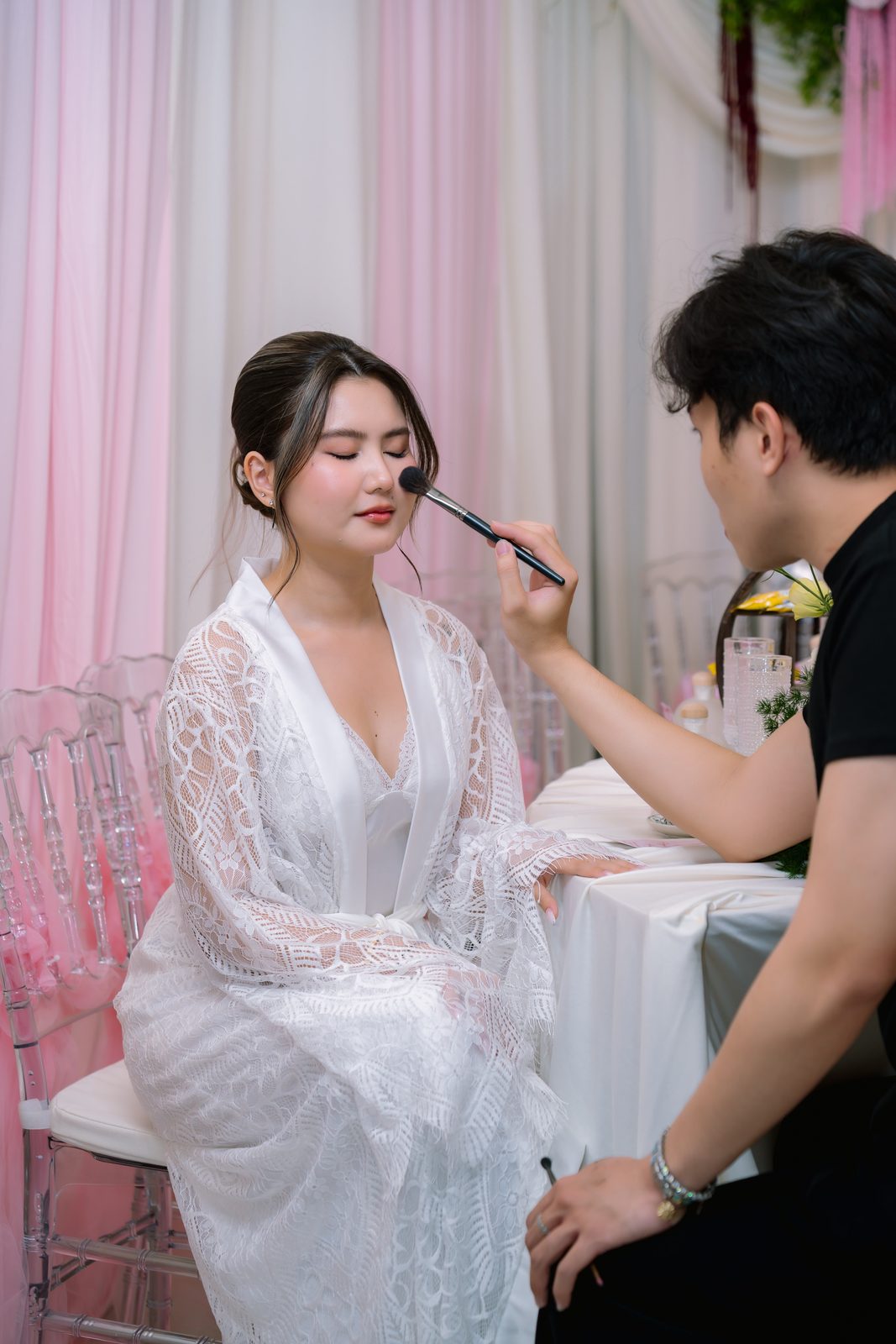 Cô dâu Huỳnh Nhi được trang điểm buổi sáng trước lễ Vu Quy tại TP.HCM