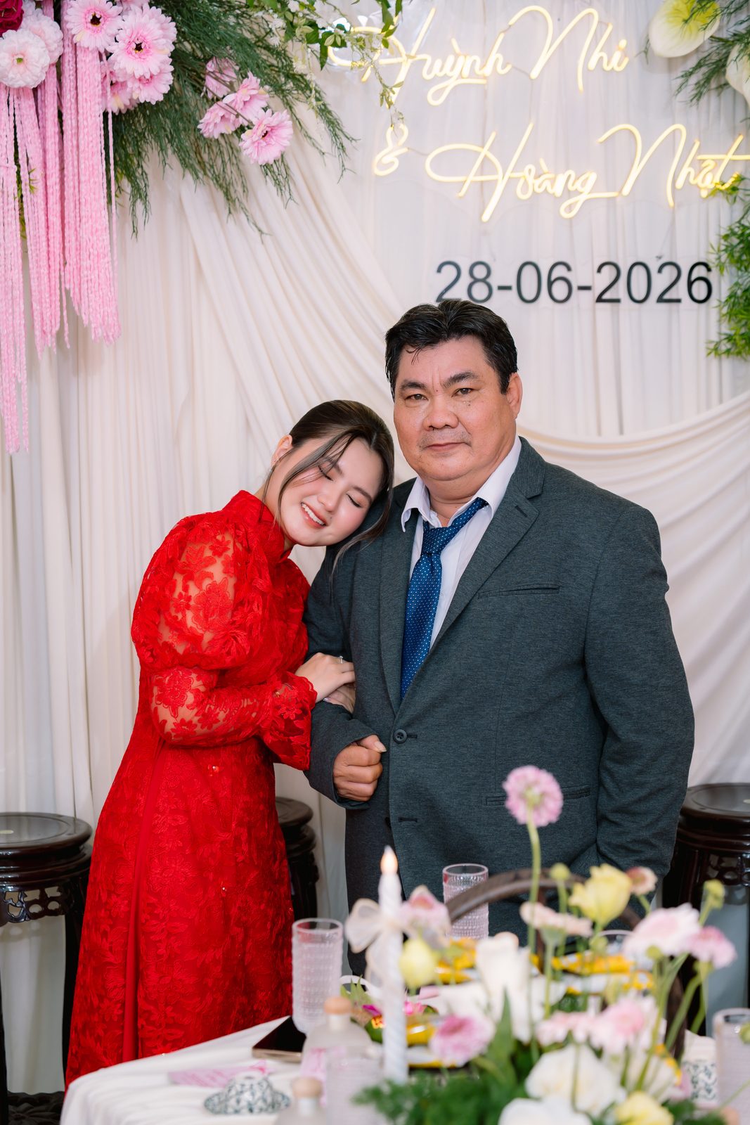 Cô dâu Huỳnh Nhi ôm ba xúc động trong lễ gia tiên ngày Vu Quy
