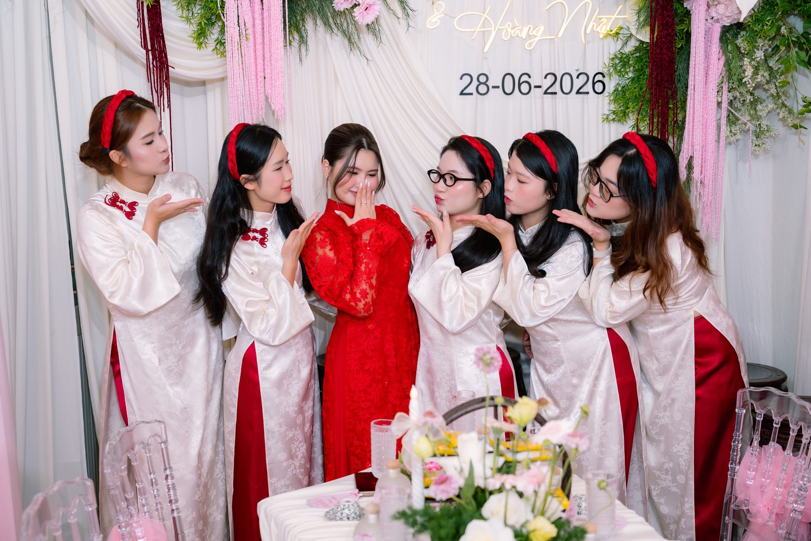 Dàn bưng quả nữ áo dài đỏ trắng trong lễ Vu Quy Huỳnh Nhi Hoàng Nhật