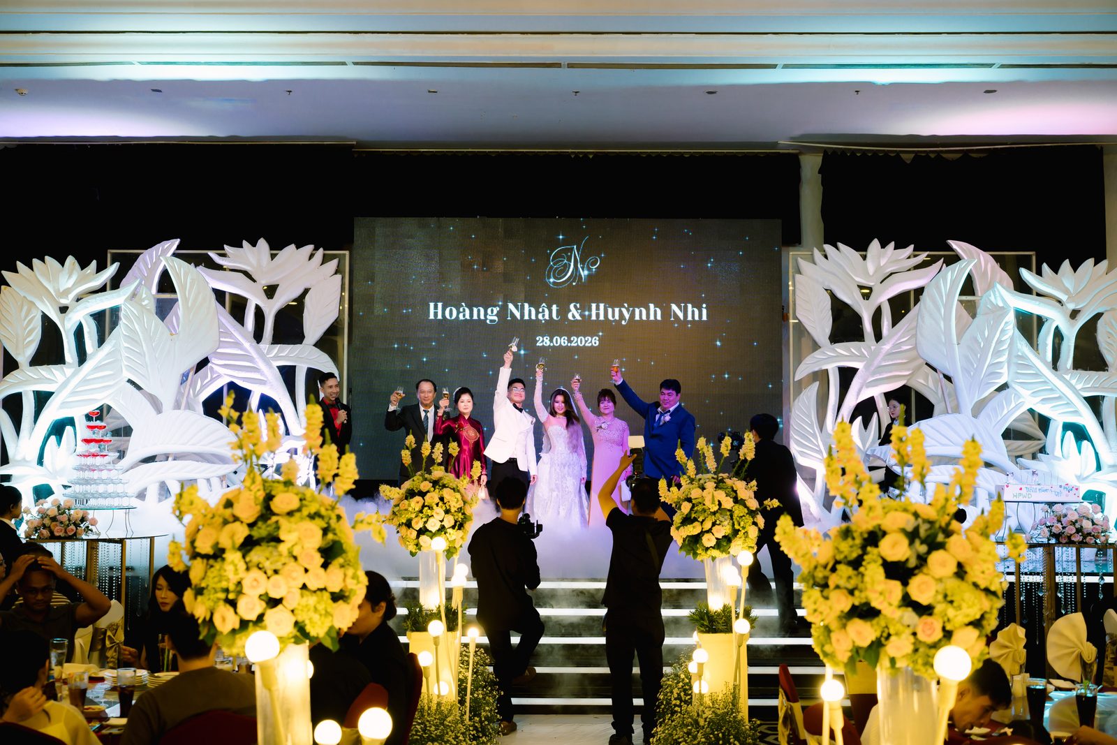 Không gian tiệc cưới lộng lẫy buổi tối của Huỳnh Nhi và Hoàng Nhật tại TP.HCM