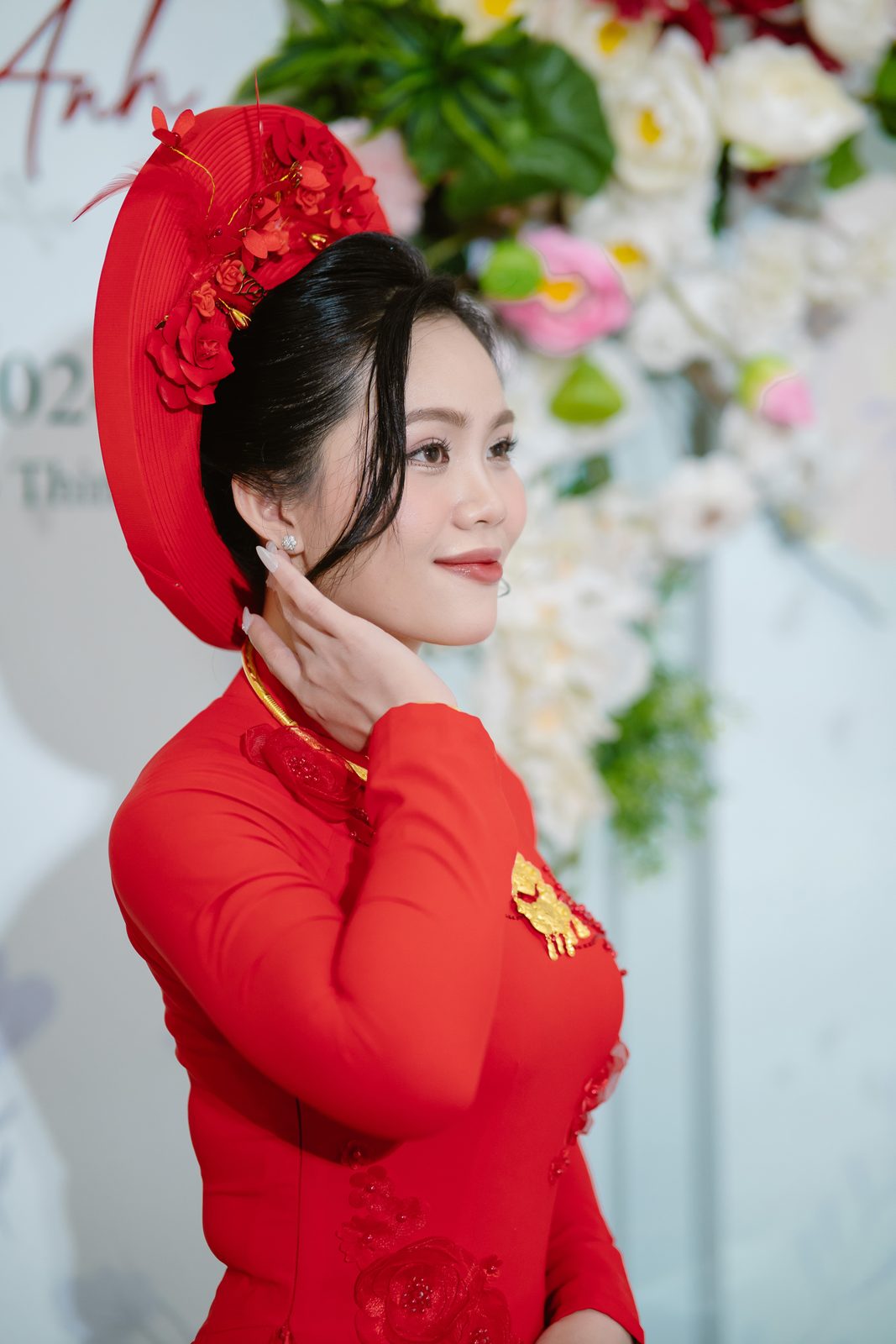 Chân dung cô dâu Ngọc Nhung trong áo dài cưới đỏ và mấn