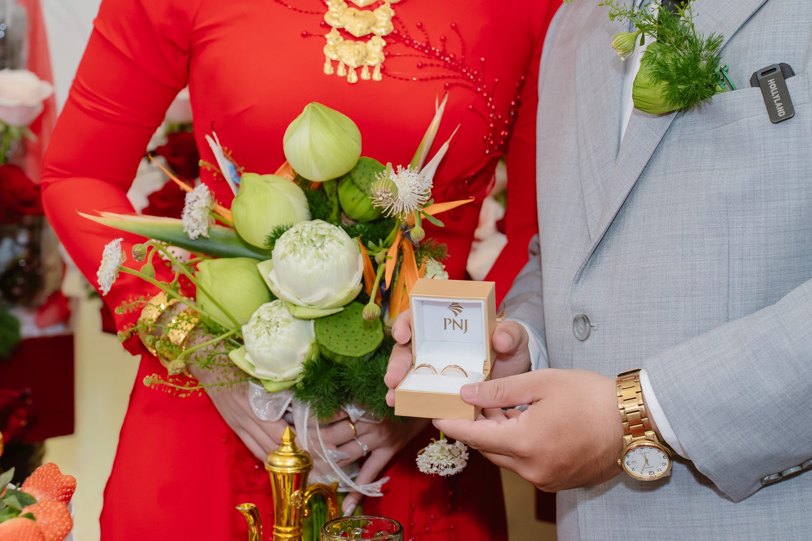 Cận cảnh nhẫn cưới và bó sen trong nghi thức trao nhẫn Lễ Vu Quy