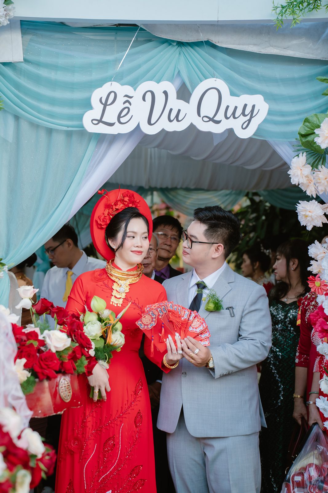 Cô dâu chú rể Ngọc Nhung và Duy Anh trong Lễ Vu Quy, áo dài đỏ và vest xám
