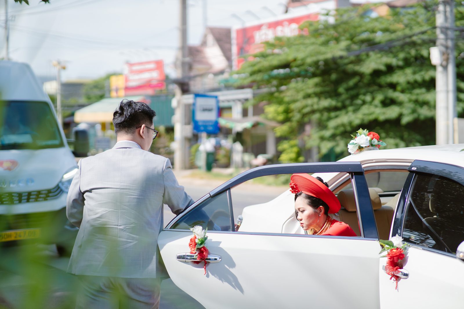 Khoảnh khắc rước dâu bên xe hoa của Ngọc Nhung và Duy Anh