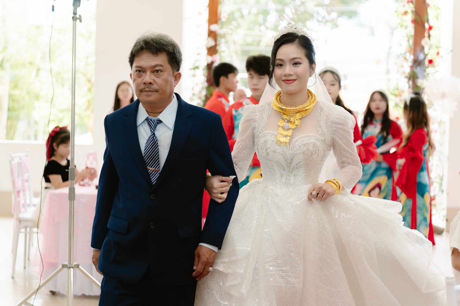 Ba đưa cô dâu Ngọc Nhung trong váy cưới trắng bước vào tiệc cưới