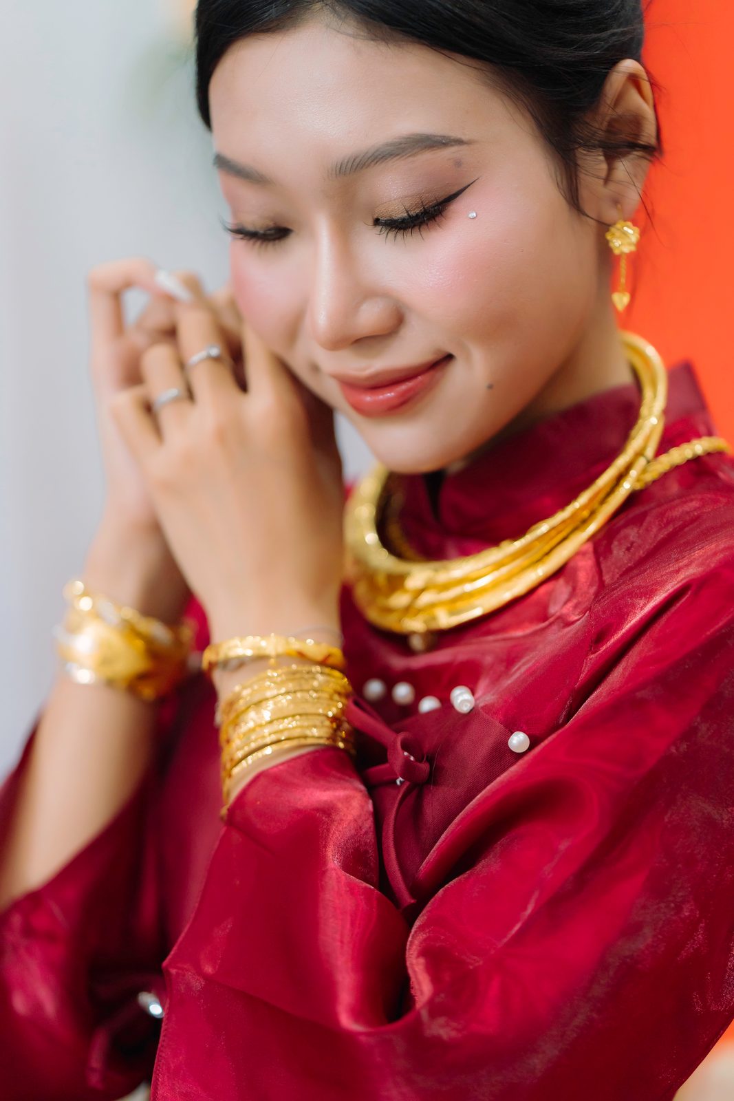 Cô dâu Hiếu Đông trong áo dài cưới đỏ đô cùng bộ trang sức vàng ngày Vu Quy
