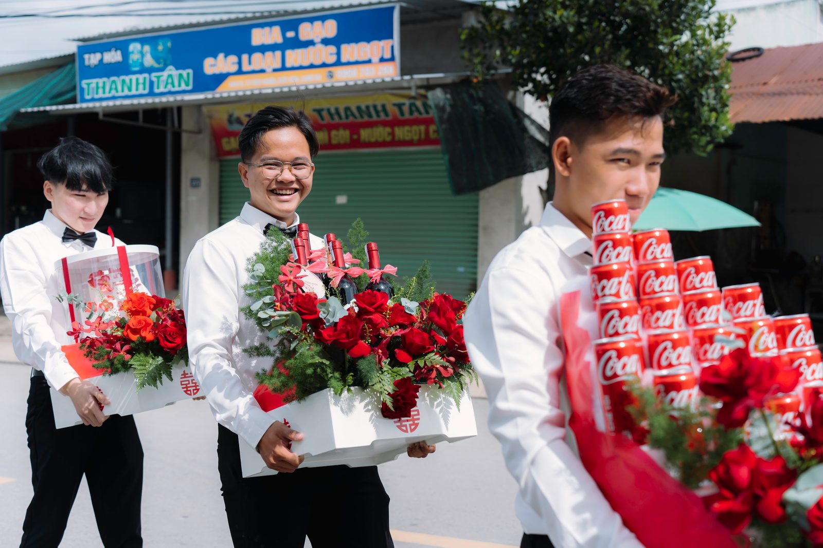 Đội bưng quả nhà trai mang mâm quả cưới sang nhà gái trong ngày Vu Quy
