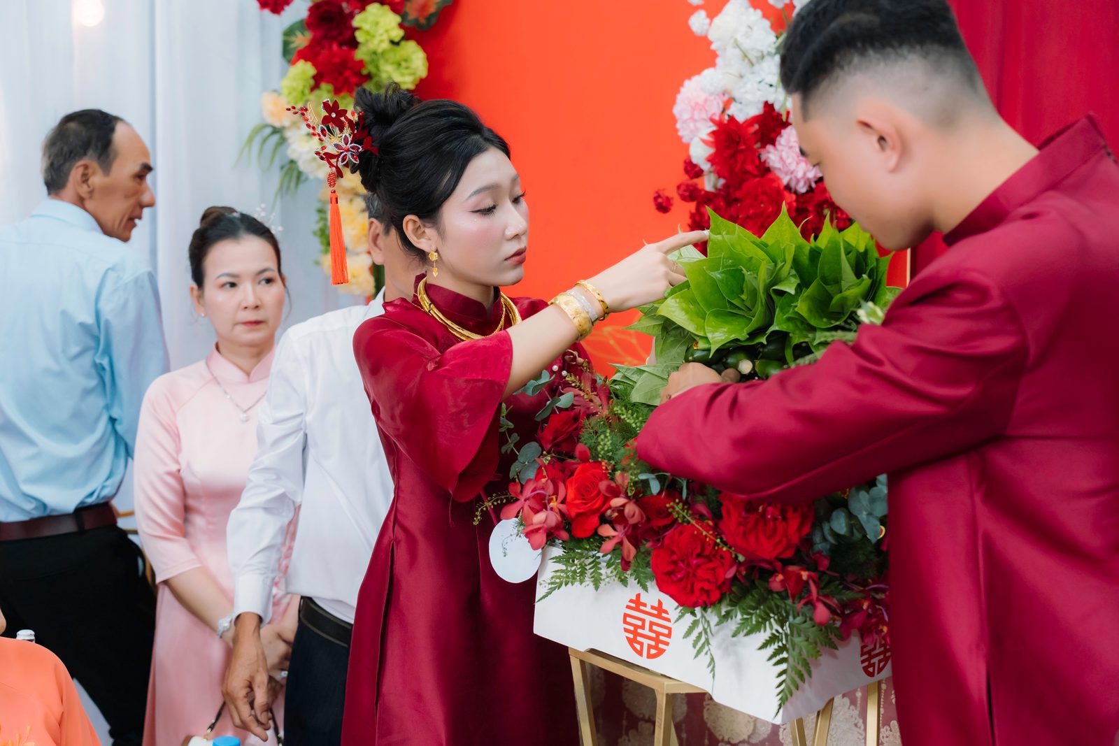 Nghi thức trao mâm quả giữa hai họ trong lễ Vu Quy Hiếu Đông và Tuấn Anh