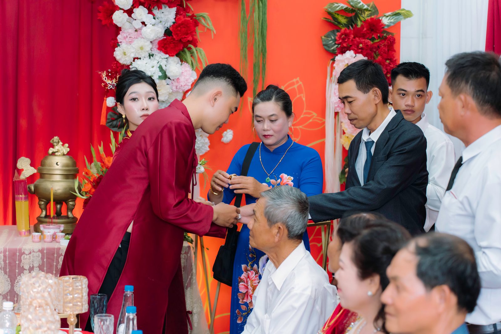 Nghi thức trao vàng cưới cho cô dâu Hiếu Đông trước bàn thờ gia tiên