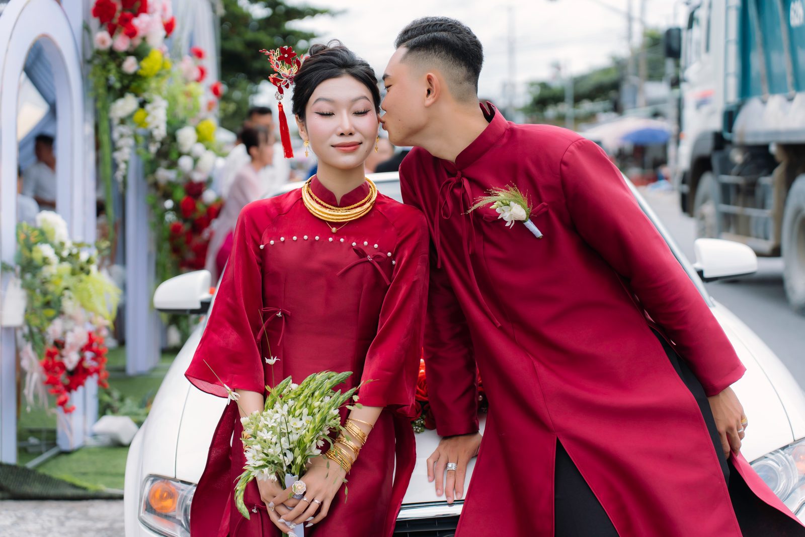 Lễ rước dâu bên xe hoa của cô dâu chú rể Hiếu Đông và Tuấn Anh