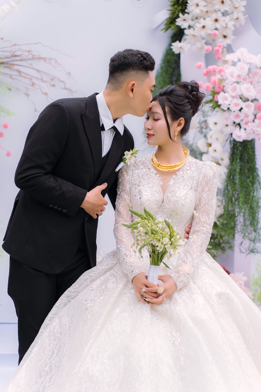 Cô dâu Hiếu Đông trong váy cưới trắng bên chú rể Tuấn Anh trong tiệc cưới