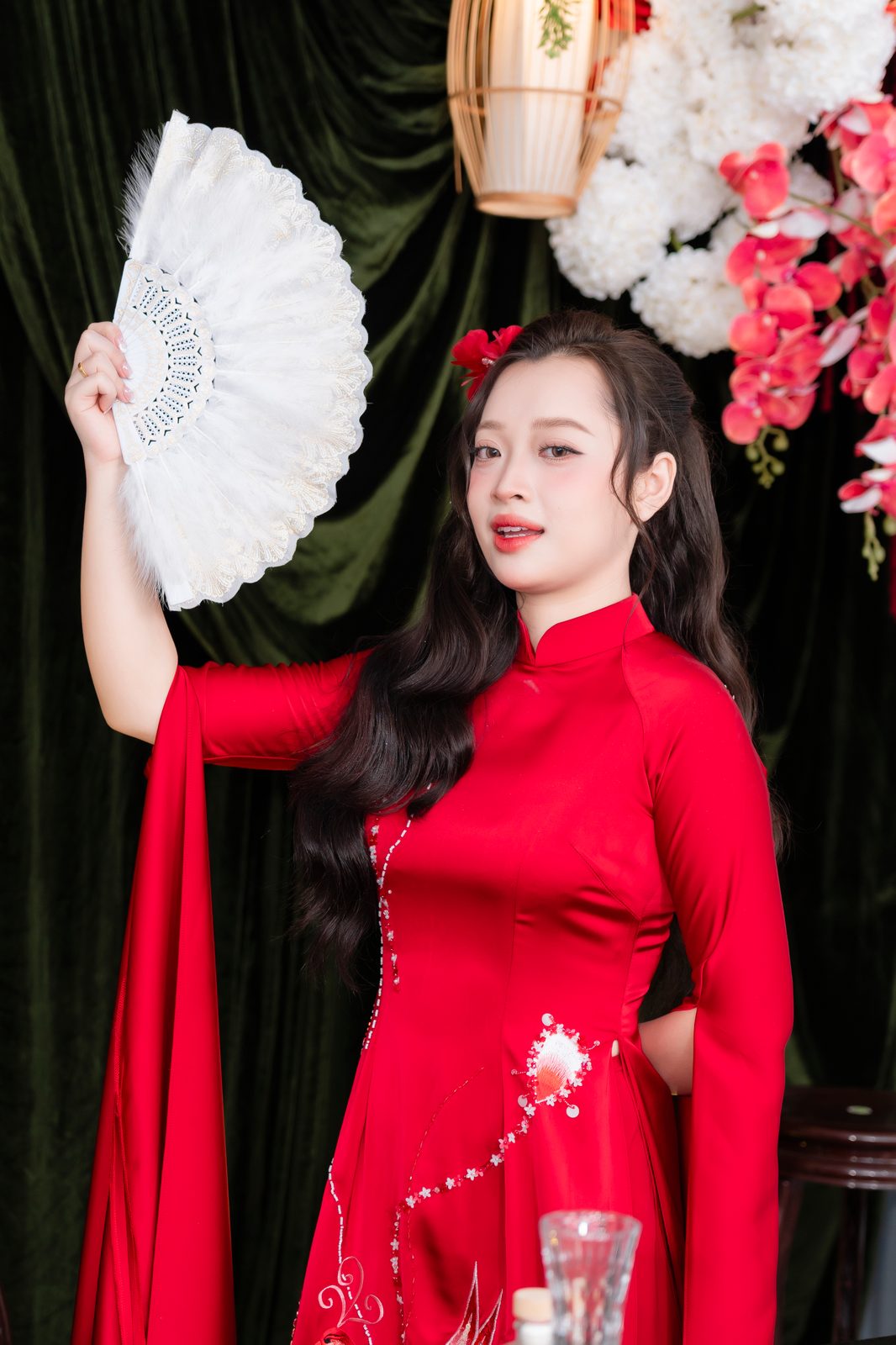 Chân dung cô dâu Phương Uyên trong áo dài cưới đỏ cầm quạt trắng