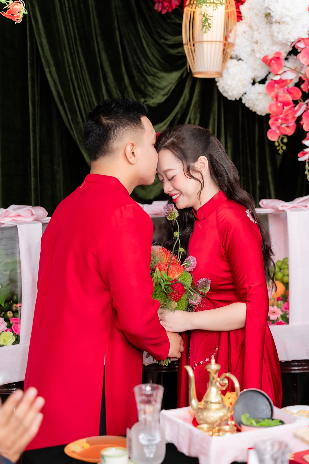 Chú rể Văn Lợi khẽ hôn lên tóc cô dâu Phương Uyên trong Lễ Vu Quy