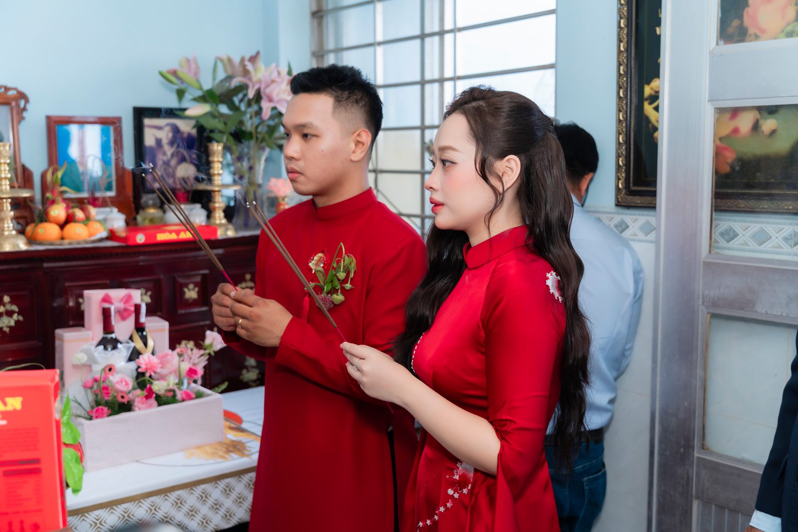 Cô dâu chú rể Phương Uyên và Văn Lợi thắp nhang gia tiên ngày cưới