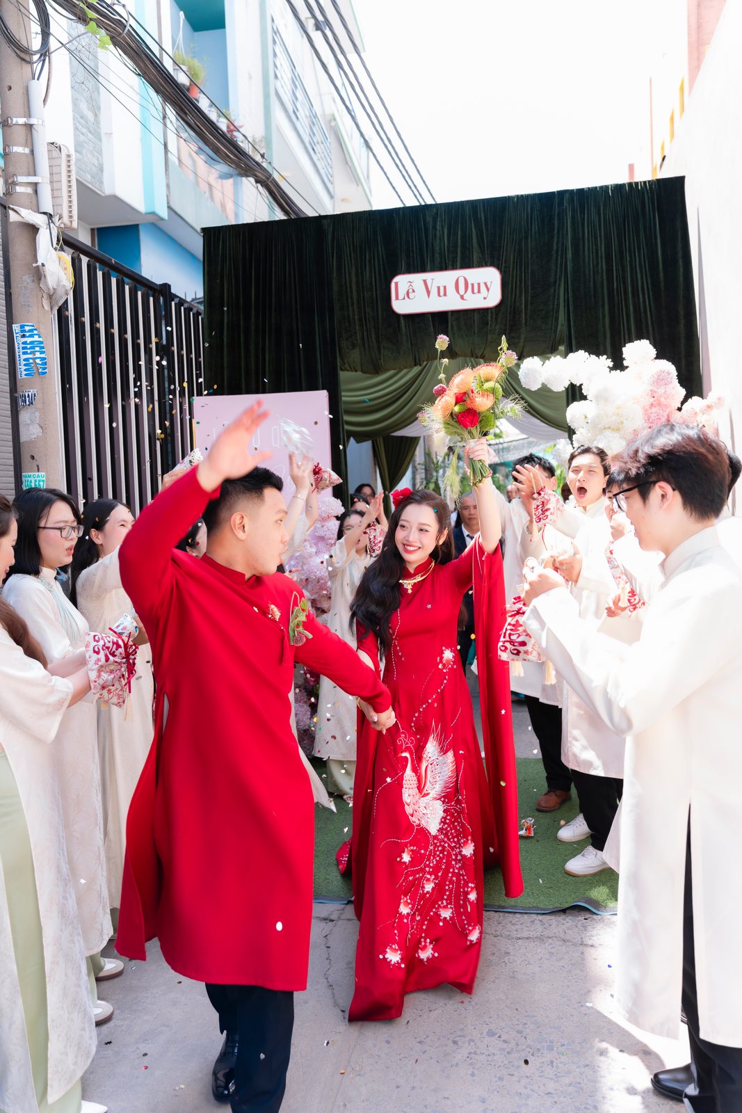 Khoảnh khắc rước dâu của Phương Uyên và Văn Lợi giữa tiếng chúc mừng