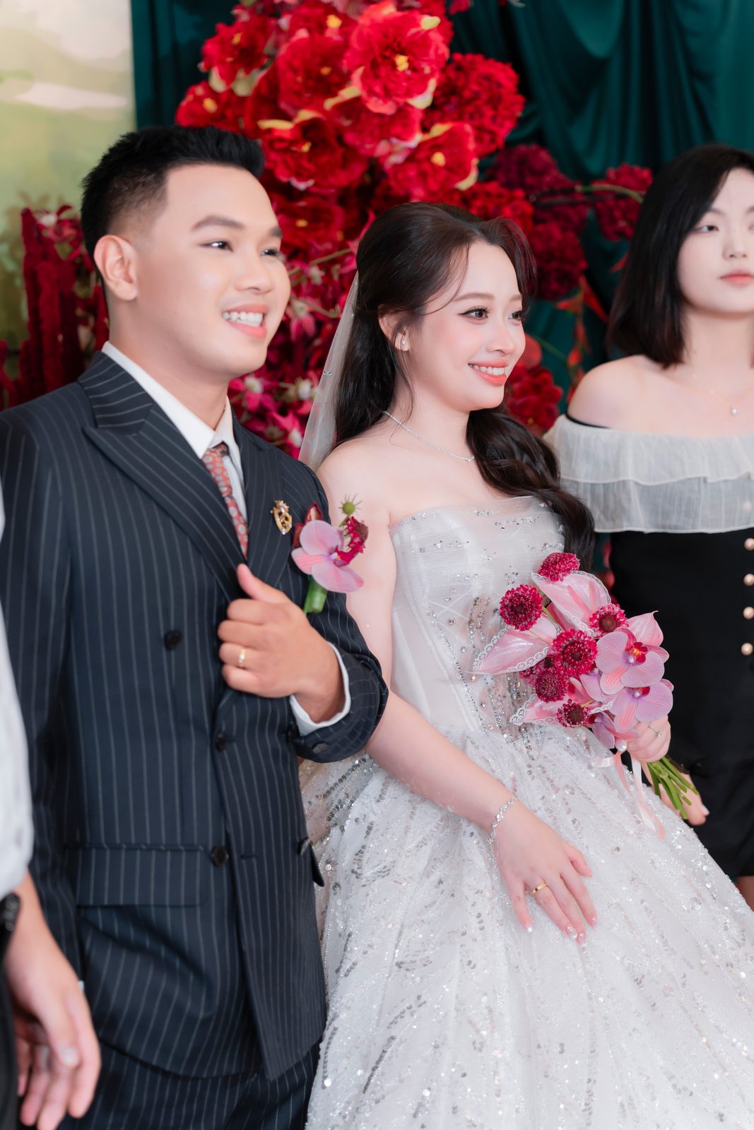 Cô dâu Phương Uyên trong váy cưới trắng bên chú rể Văn Lợi trong tiệc cưới